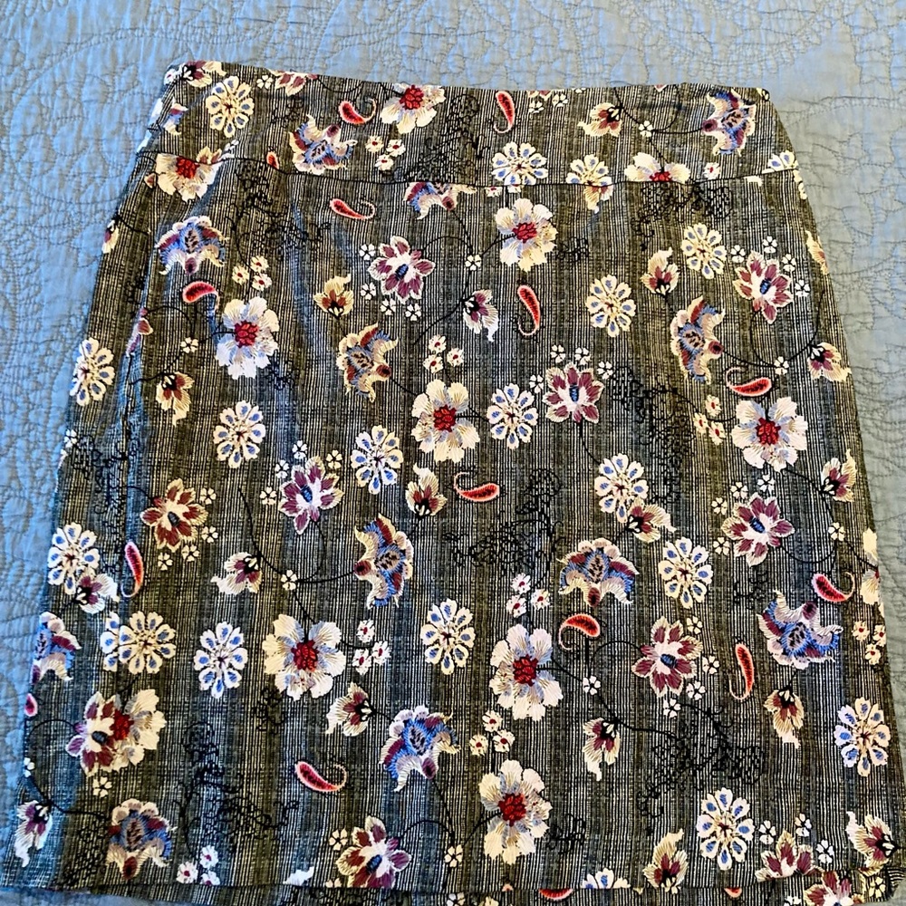 Beautiful grey and floral skirt.  Sz XL